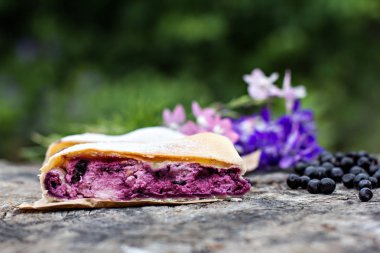 Yaban mersini ile meyveli turta. Pasta, meyveli turta çilek ile.