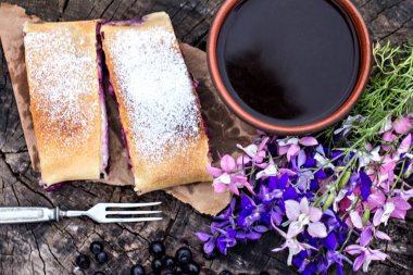 Yaban mersini ile meyveli turta. Pasta, meyveli turta çilek ile.