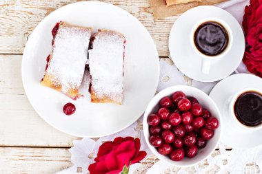 Bir kiraz ile meyveli turta. Vişneli tart.