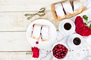 Bir kiraz ile meyveli turta. Vişneli tart.