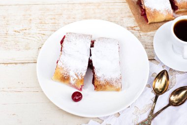 Bir kiraz ile meyveli turta. Vişneli tart.