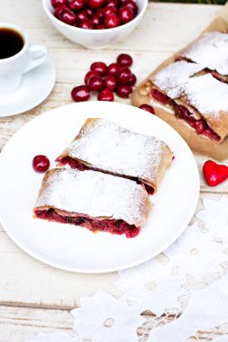 Bir kiraz ile meyveli turta. Vişneli tart.