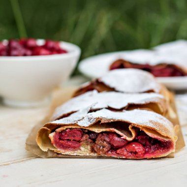 Bir kiraz ile meyveli turta. Vişneli tart.