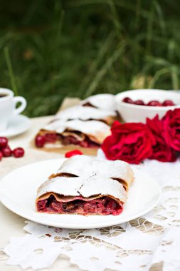 Bir kiraz ile meyveli turta. Vişneli tart.