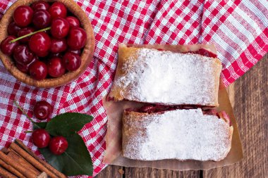 Bir kiraz ile meyveli turta. Vişneli tart.