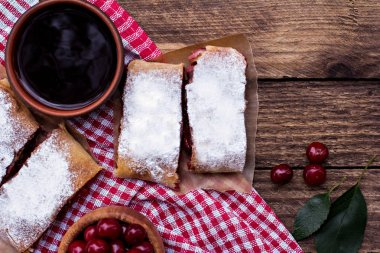 Bir kiraz ile meyveli turta. Vişneli tart.