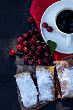 Bir kiraz ile meyveli turta. Vişneli tart.