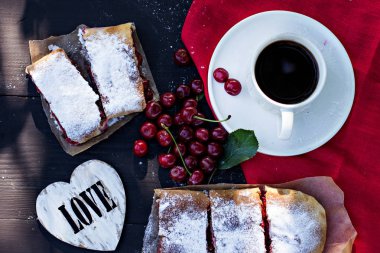 Bir kiraz ile meyveli turta. Vişneli tart.