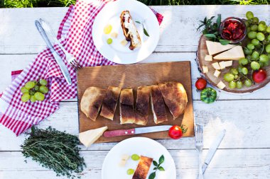 Akşam yemeği için sofrayı. Öğle Yemeği