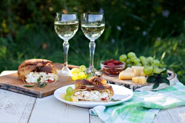 Strudel peynir ve kurutulmuş domates ile. 