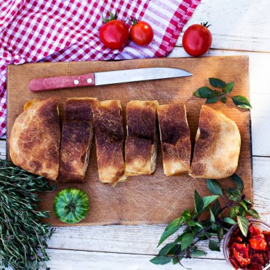 Strudel peynir ve kurutulmuş domates ile. 