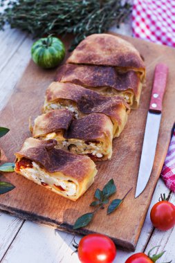 Strudel peynir ve kurutulmuş domates ile. 