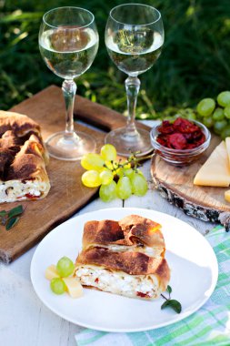 Strudel peynir ve kurutulmuş domates ile. 