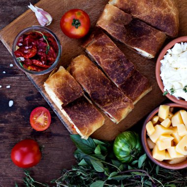 Strudel peynir ve kurutulmuş domates ile. 