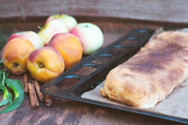 Şeftali ve elma ile Strudel