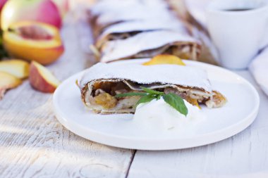 Şeftali ve elma ile Strudel