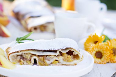 Şeftali ve elma ile Strudel