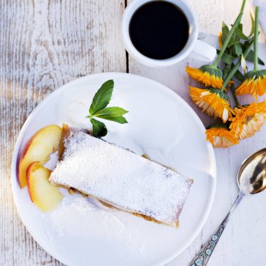 Şeftali ve elma ile Strudel