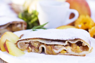 Şeftali ve elma ile Strudel