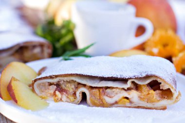 Şeftali ve elma ile Strudel