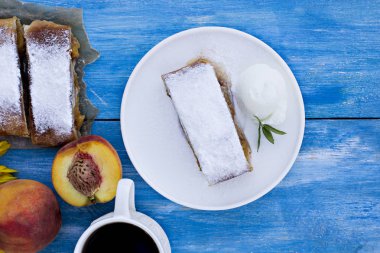 Şeftali ve elma ile Strudel