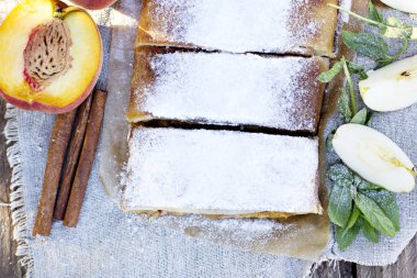 Şeftali ve elma ile Strudel