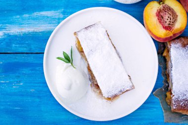 Şeftali ve elma ile Strudel