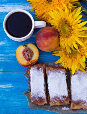 Şeftali ve elma ile Strudel