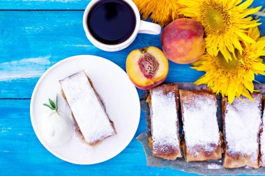 Şeftali ve elma ile Strudel