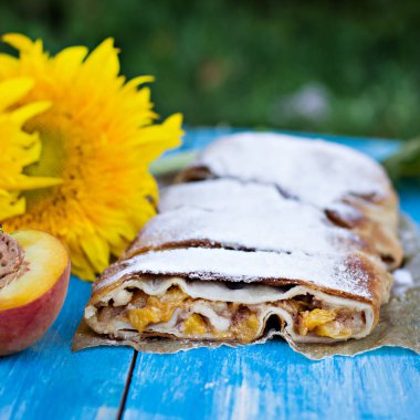 Şeftali ve elma ile Strudel