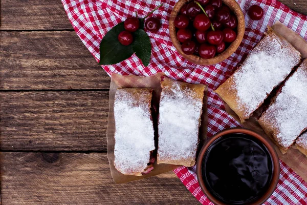 Strudel z wisienką. Ciasto wiśniowe. — Zdjęcie stockowe