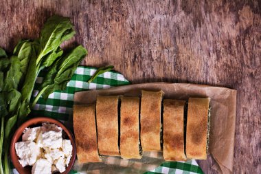 Pasta veya strudel ıspanak ve beyaz peynir ile