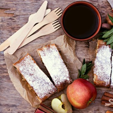 Elma, Ravent ve nane ile Strudel. 