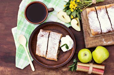 Elma, Ravent ve nane ile Strudel. 