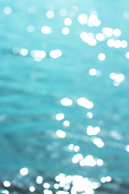 Deniz suyu güneş ışığı altında. Fotoğraf içinde odak olduğunu. Yaz arka plan.