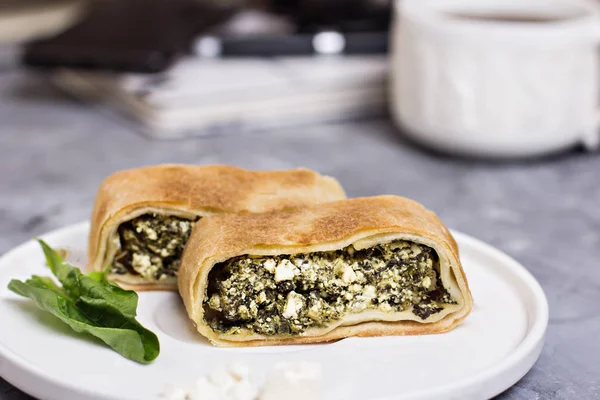 Paj eller strudel med spenat och feta ost — Stockfoto