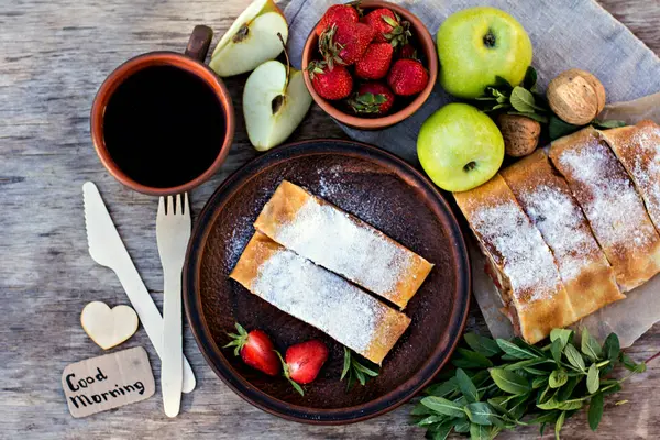 Strudel con manzanas y fresas . — Foto de Stock