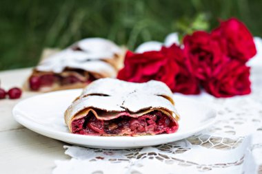 Bir kiraz ile meyveli turta. Vişneli tart.