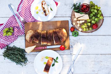 Akşam yemeği için sofrayı. Öğle Yemeği