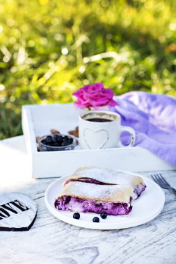 Yaban mersini ile meyveli turta. Pasta, meyveli turta çilek ile.