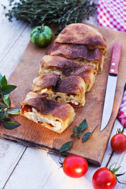 Strudel peynir ve kurutulmuş domates ile. 