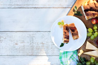Strudel peynir ve kurutulmuş domates ile. 