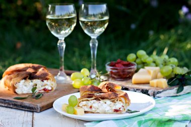 Strudel peynir ve kurutulmuş domates ile. 