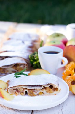 Şeftali ve elma ile Strudel