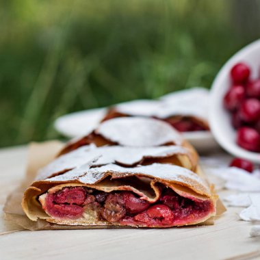 Bir kiraz ile meyveli turta. Vişneli tart.