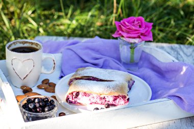 Yaban mersini ile meyveli turta. Pasta, meyveli turta çilek ile.