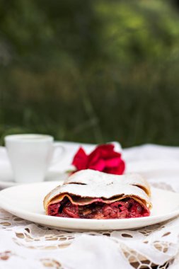 Bir kiraz ile meyveli turta. Vişneli tart.