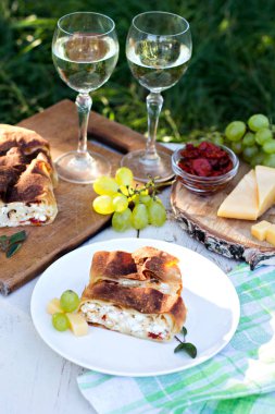 Strudel peynir ve kurutulmuş domates ile. 