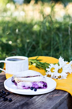 Yaban mersini ile meyveli turta. Pasta, meyveli turta çilek ile.