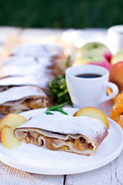 Şeftali ve elma ile Strudel